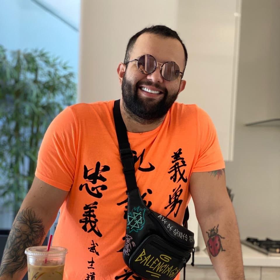 Carín León disfruta del éxito de sus colaboraciones con Grupo Firme en "El Tóxico" y "Amor Borrachito".