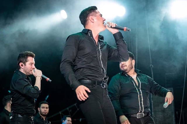 Después de tantos rumores, por fin Jerry Corrales pudo hacer su debut como cantante de La Adictiva.