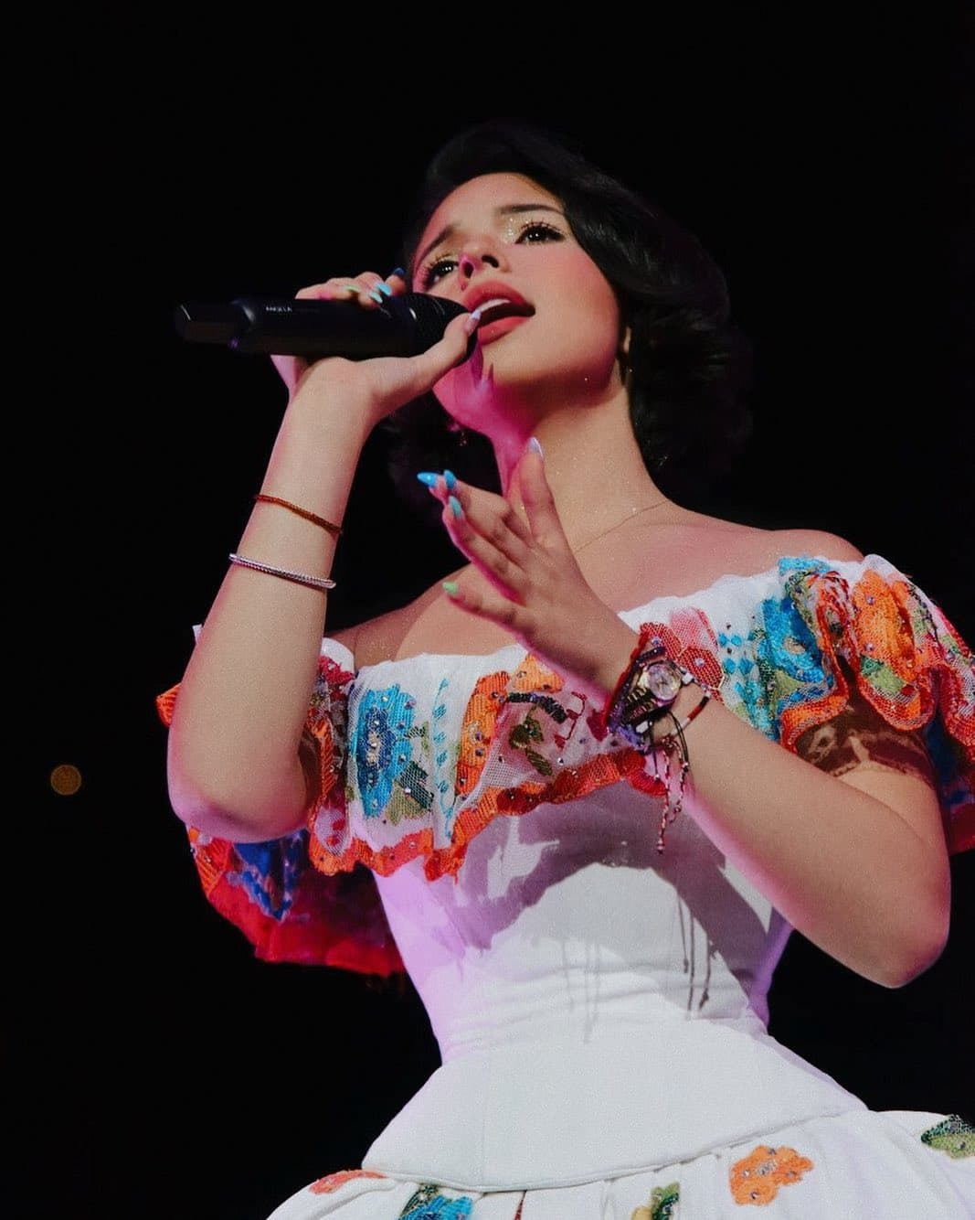 Ángela Aguilar. La más pequeña de la dinastía Aguilar es considerada la heredera musical de su abuela Flor Silvestre y una promesa dentro del regional mexicano.