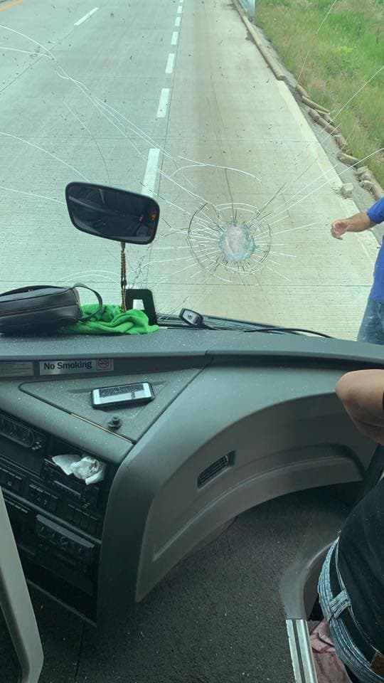 La agrupación sinaloense tuvo un percance cuando iban dentro de su camión de gira