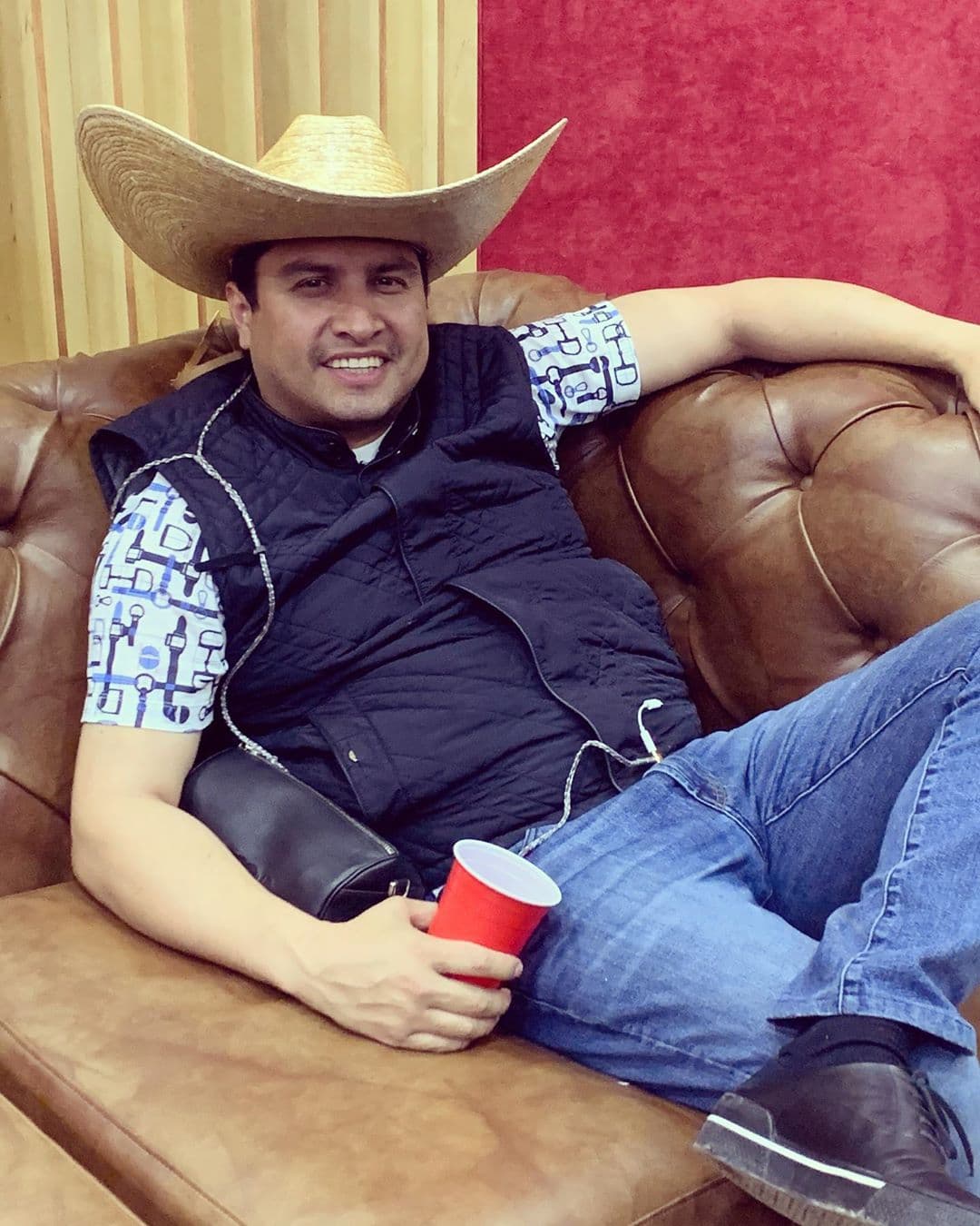 Por último, “El Rey de la Taquilla” anunció a través de un Instagram Live que “Sería bonito, lo que hacen muchos artistas de otros géneros, a lo mejor juntarnos y grabar juntos. Hacer esto (una transmisión en línea) que estamos haciendo ahorita, pero en (concierto) vivo”, agregó el cantante.