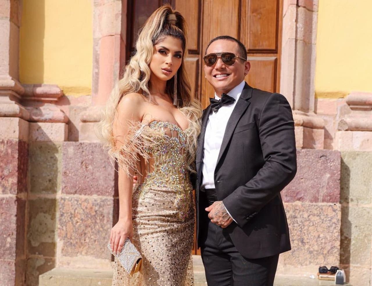 Kimberly Flores se llevó los reflectores en el bautizo en donde fue madrina; Edwin Luna fue el padrino.