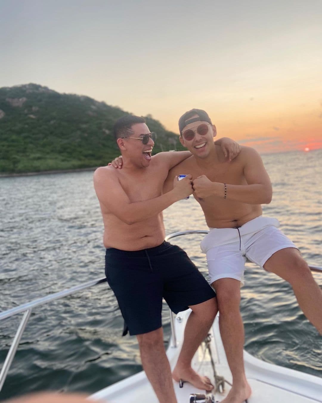 En el caso de Grupo Firme, en específico Eduin Caz, cantante de la agrupación, recuerda que cuando comenzó a ser reconocido en el medio, el primero que lo apoyó fue El Yaki, quien le brindó su amistad y se convirtió en su primera colaboración.