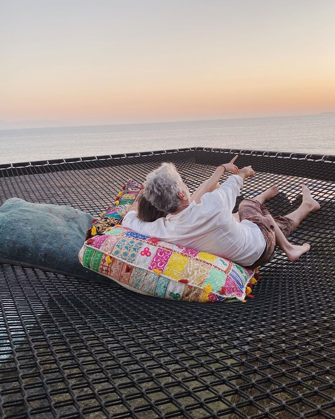 Incluso, se ve al “Potrillo” y a su hija disfrutando de una gran hamaca y la vista al mar.
