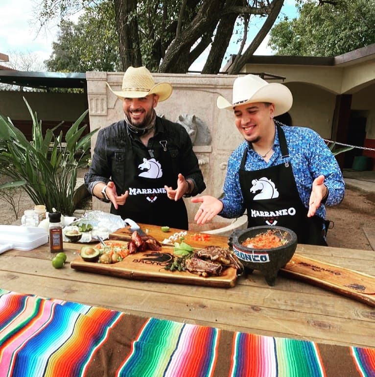 En el programa "Marraneo Time", Bronco comparte la forma en que ellos hacen algunos de los platillos clásicos de la cocina norteña.