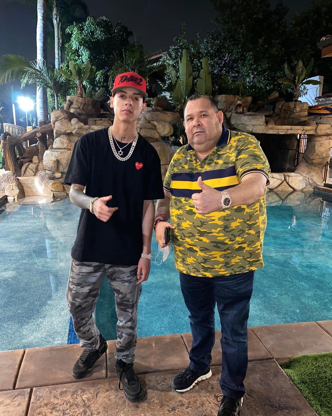 Los cantantes pertenecen al sello discográfico Rancho Humilde, propiedad del empresario Jimmy Humilde.