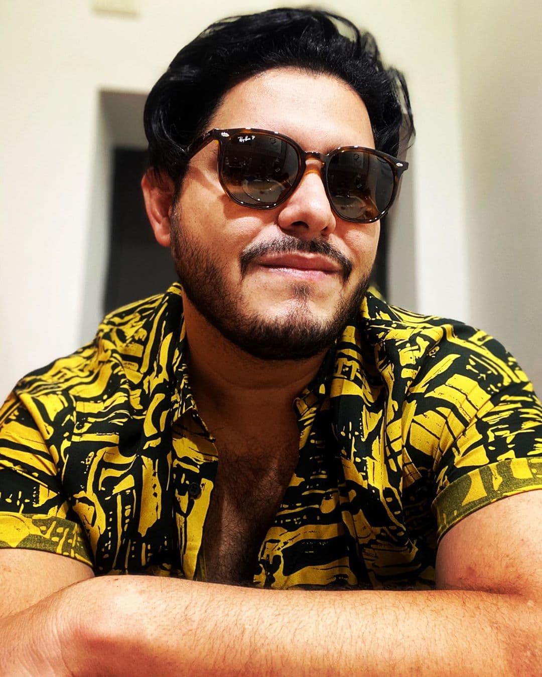 "Tengo la debilidad de ser amable, pero la virtud de ser ofensivo, no por ello lo aplico aunque siempre lo replicó!!", es una de las frases que Isaac ha posteado en sus redes sociales.