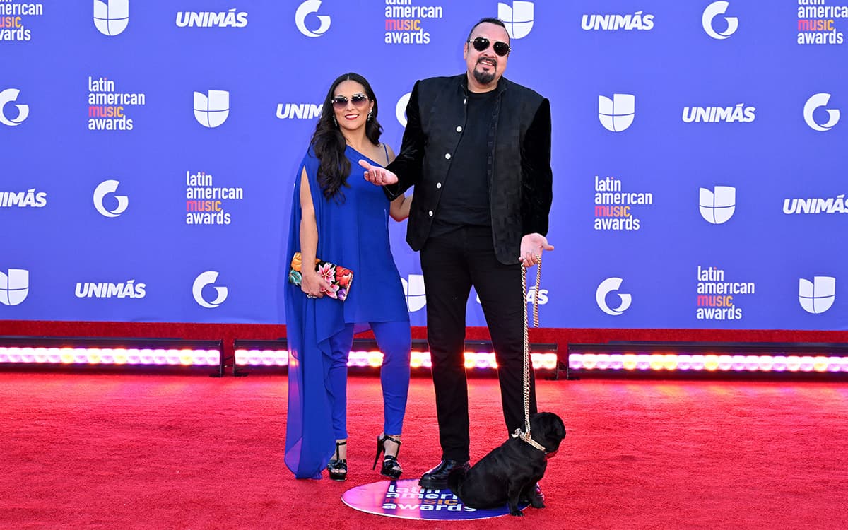 Aneliz Álvarez Alcalá y Pepe Aguilar
