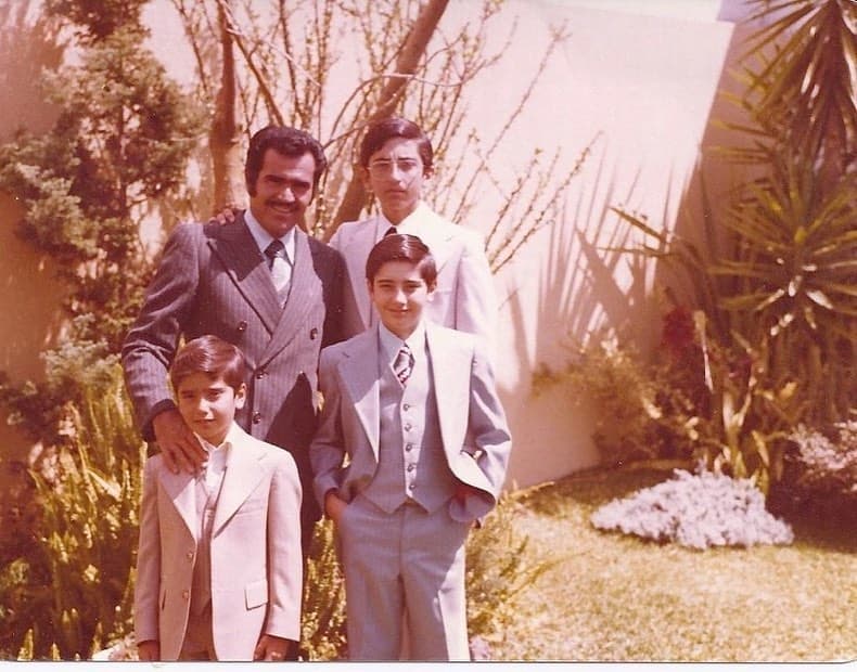 Alejandro tiene dos hermanos mayores: Vicente Jr. y Gerardo; además de una hermana, Alejandra.
