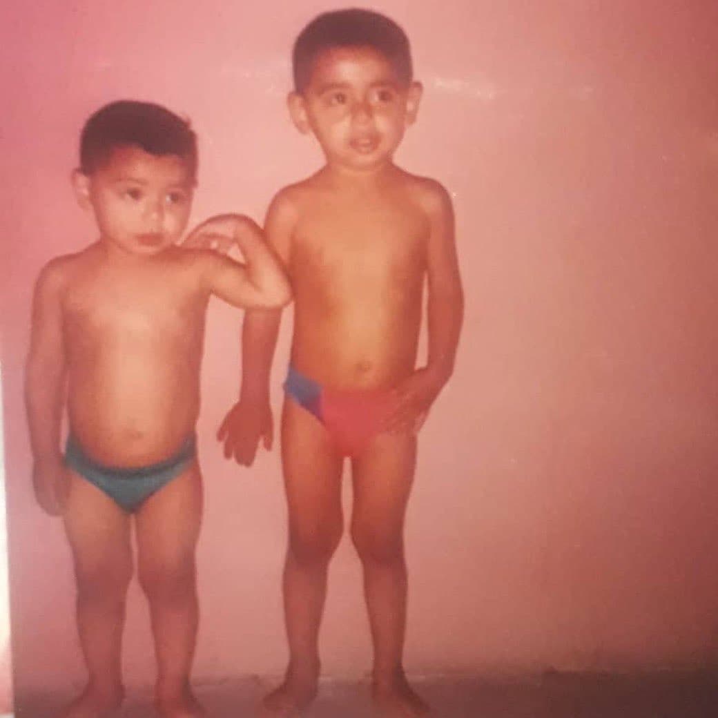 Eduin Caz, cantante de Grupo Firme, compartió con sus seguidores una fotogra´fia donde sale al lado de su hermano, Jhonny Caz, cuando eran niños.