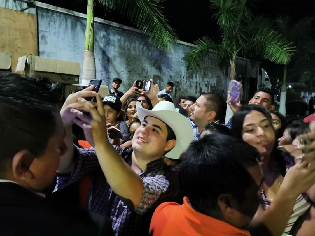 A unos meses de iniciada la cuarentena, Olivas lanzó "Volverá", dedicado a las personas detrás del escenario que ayudan a dar vida a los shows de los cantantes.