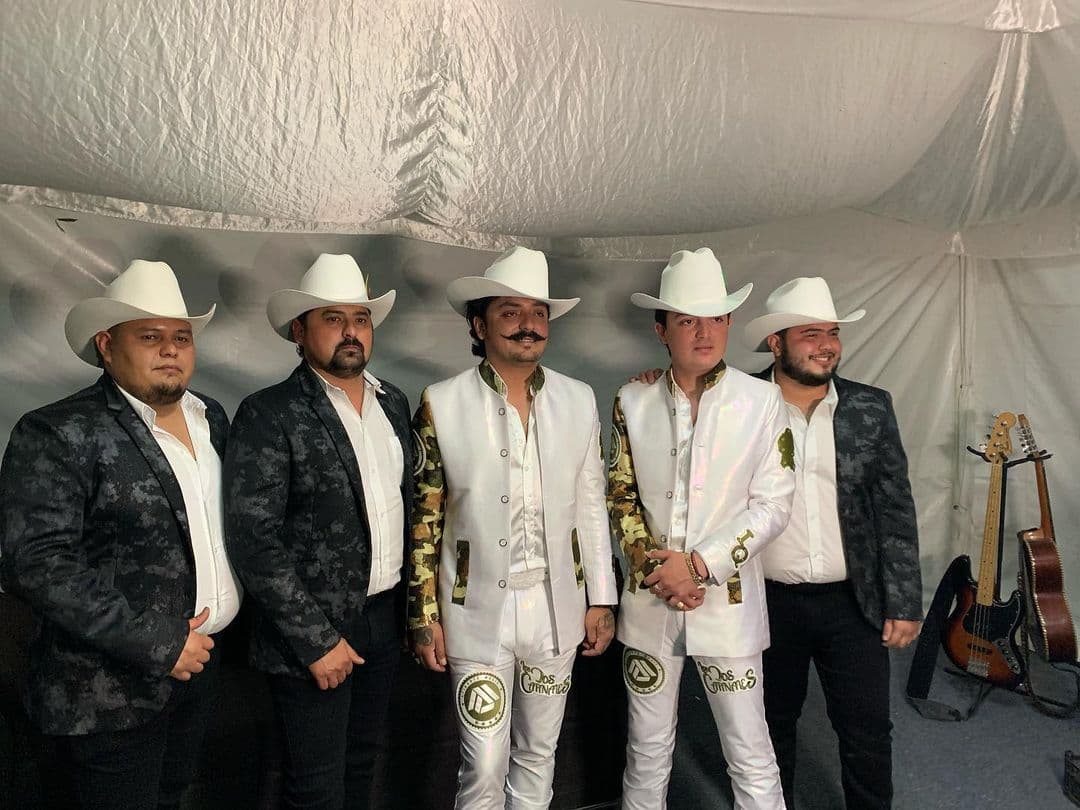 Los Dos Carnales está conformado por Poncho e Imanol Quezada, Kevin Montemayor, Armando Hernández y Alberto Cabral "El Pariente".