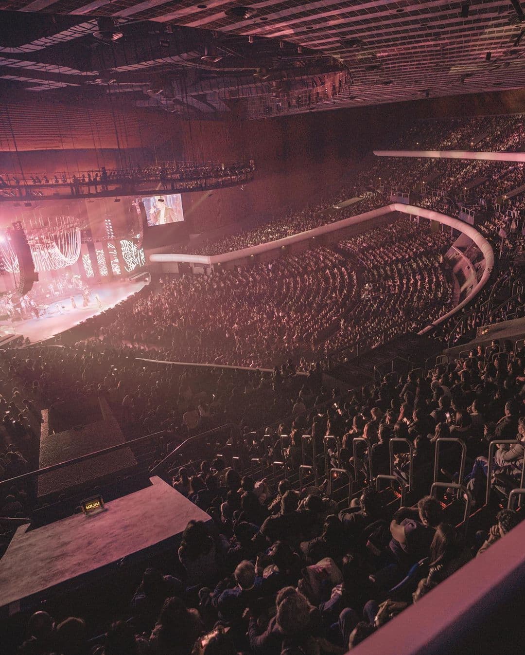 El primer recital en el Coloso de Reforma arrancó con el tema "Tantita Pena" y dio inicio a una cascada de éxitos que fueron coreados por los 10 mil asistentes.