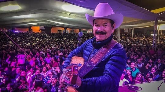 11 canciones más que llevan por título “Es Distinto”, “No Vales La Pena”, “Esa Chica Baila”, “Señora de Nadie”, “Mi Amante”, “El Llanto de un Borracho”, “No Debo Amarla”, “No Confundas el Amor”, “Por Culpa de Una”, “Si Te Pudieras Dar Cuenta”, “No Siempre es de Dos”.