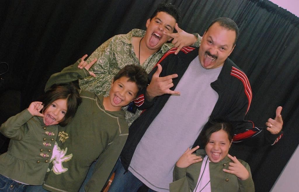 No es raro ver que la familia Aguilar, en especial Ángela y Leonardo, compartan fotos del pasado en las que se les puede ver juntos mientras acompañan a Pepe en su trabajo.