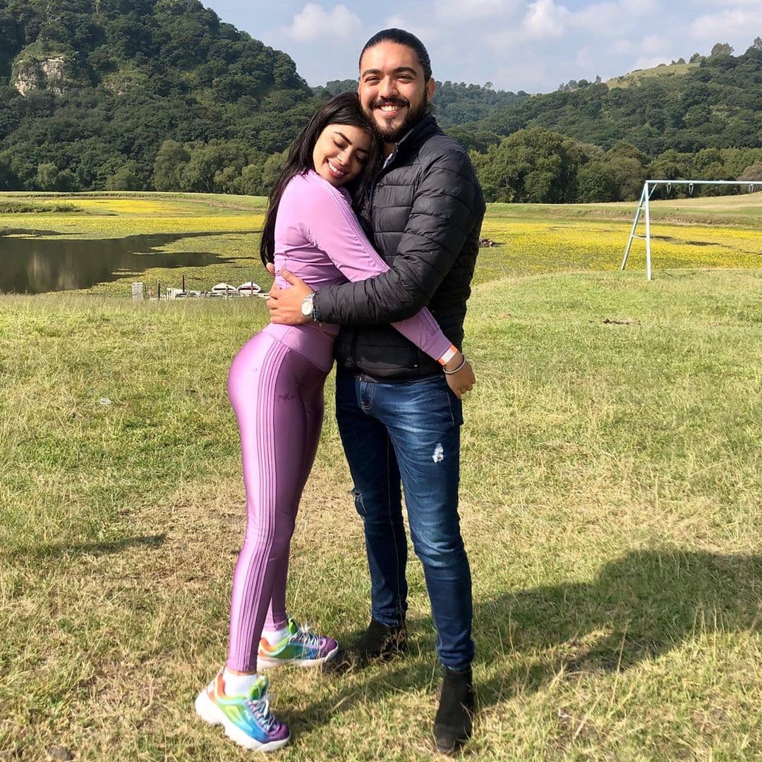Ambos se conocieron en el reality de música, donde, según Mora, surgió el amor a primera vista, pero esto solo fue pasajero,ya que tuvo que regresar a Guadalajara, ciudad donde vivía en aquel momento.