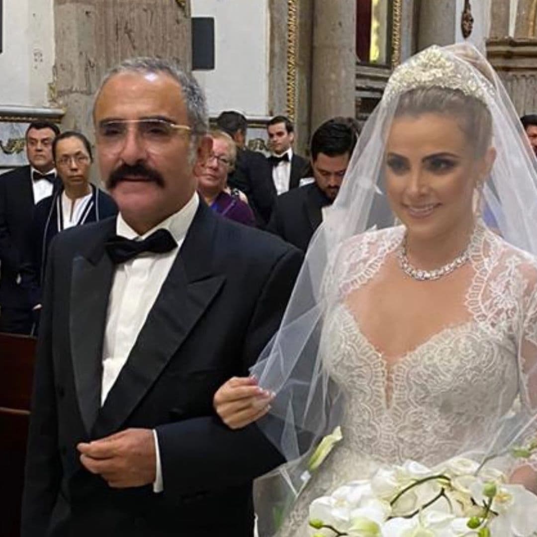 De acuerdo con las fotografías que aparecen el perfil social de Vicente Fernández Jr., Sissi caminó hacia el altar de su brazo.