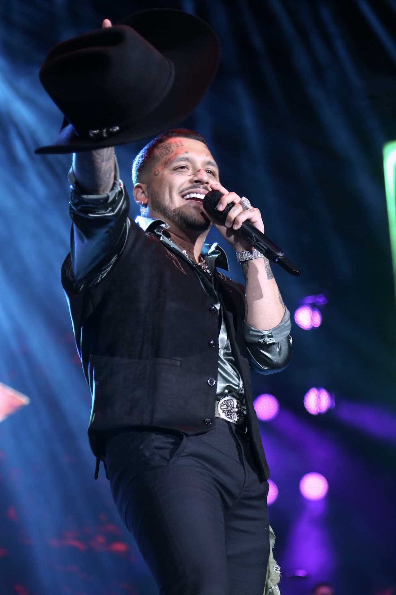 Chrisitan Nodal "desvió" la mirada para ver el escote de una fan.