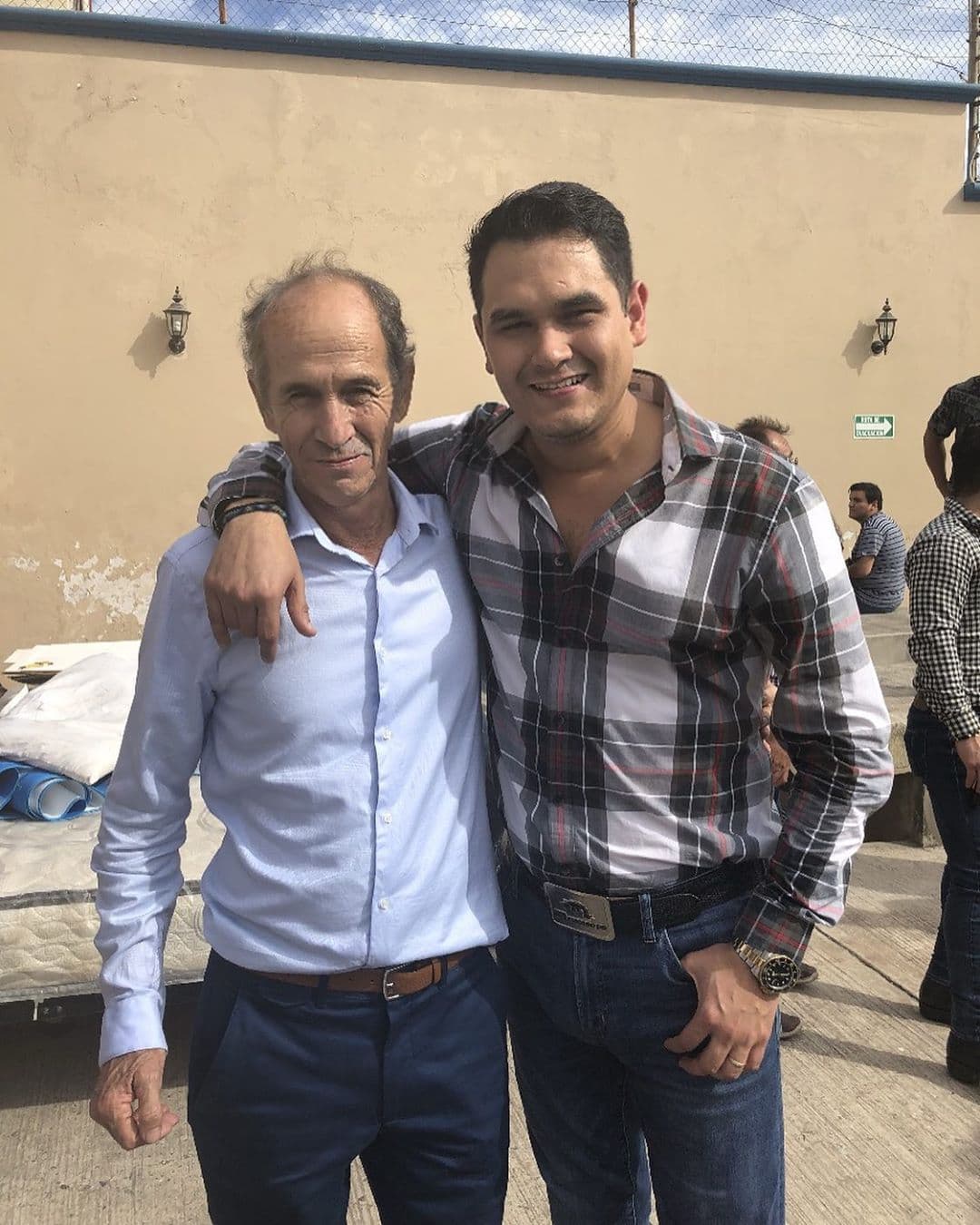 "Hoy celebro que me diste la vida, que siempre me has protegido, cuidado, educado y nunca has dejado de preocuparte por mí Hoy solo quiero decirte padre de mi alma, que eres el ser que más respeto y admiro. Me encanta que además de ser mi padre hoy seas mi amigo", mencionó el vocalista de Los Recoditos