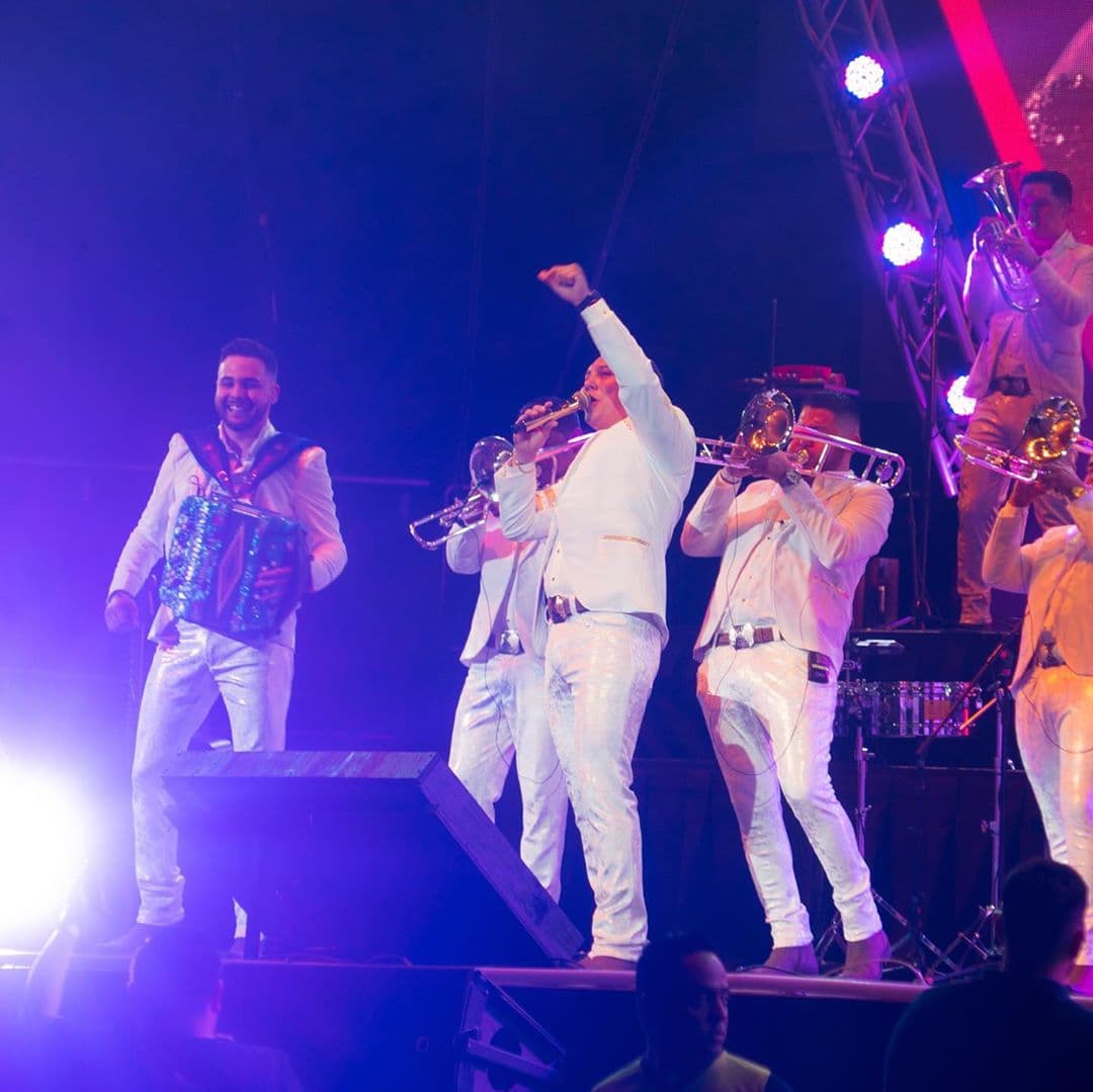 Vestidos de blanco, la agrupación liderada por Edwin Luna salió al escenario del recinto regio para ofrecer lo mejor de su repertorio musical de una década.