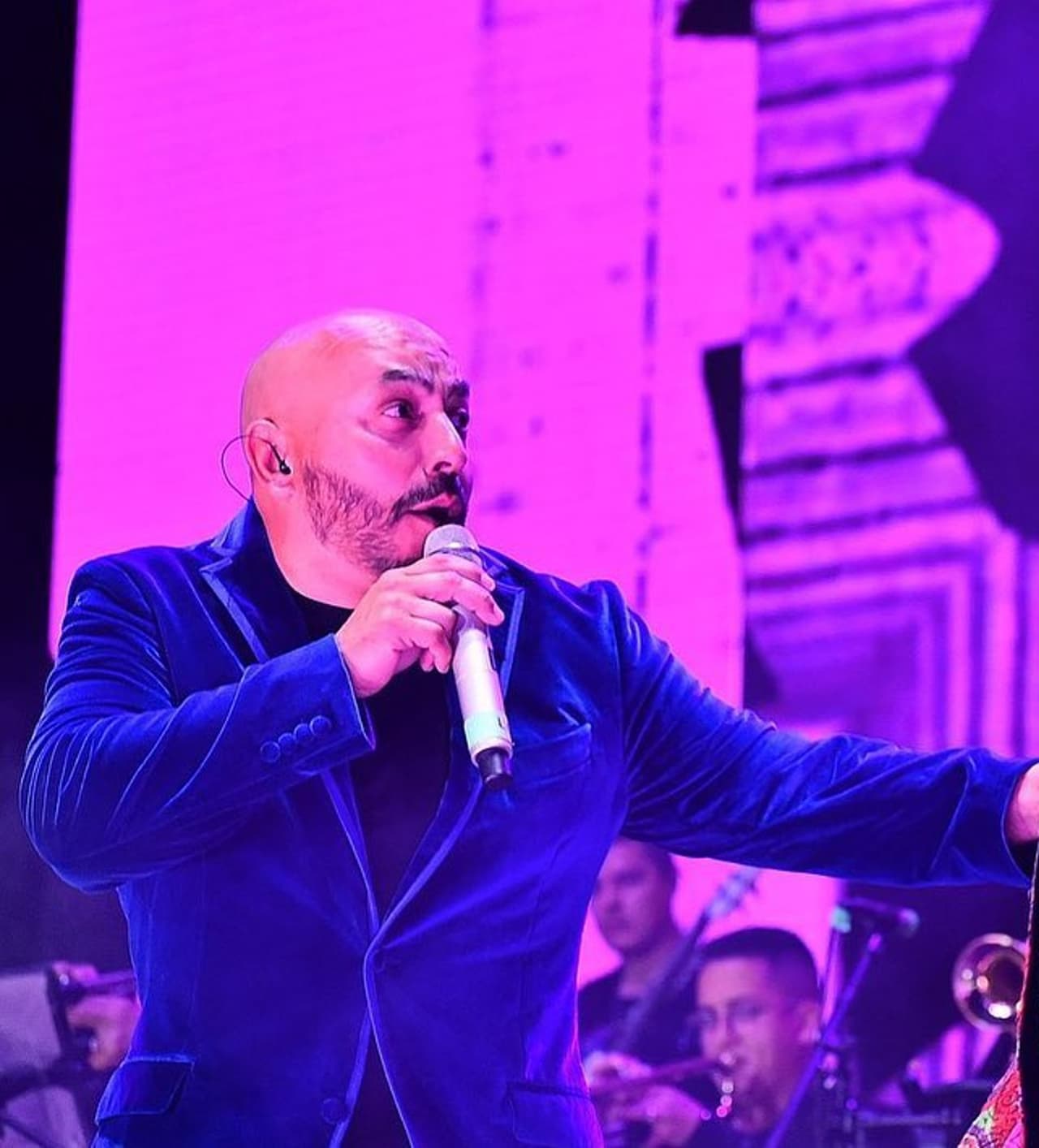 Lupillo Rivera intenta hacer pequeña broma a Jorge Torres, su mánager.