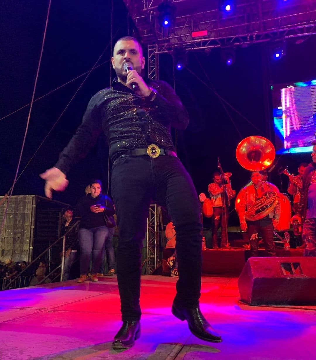 A través de las cuentas oficiales, de El Komander y su hija Anahí publicaron varios videos y fotografías de la celebración.