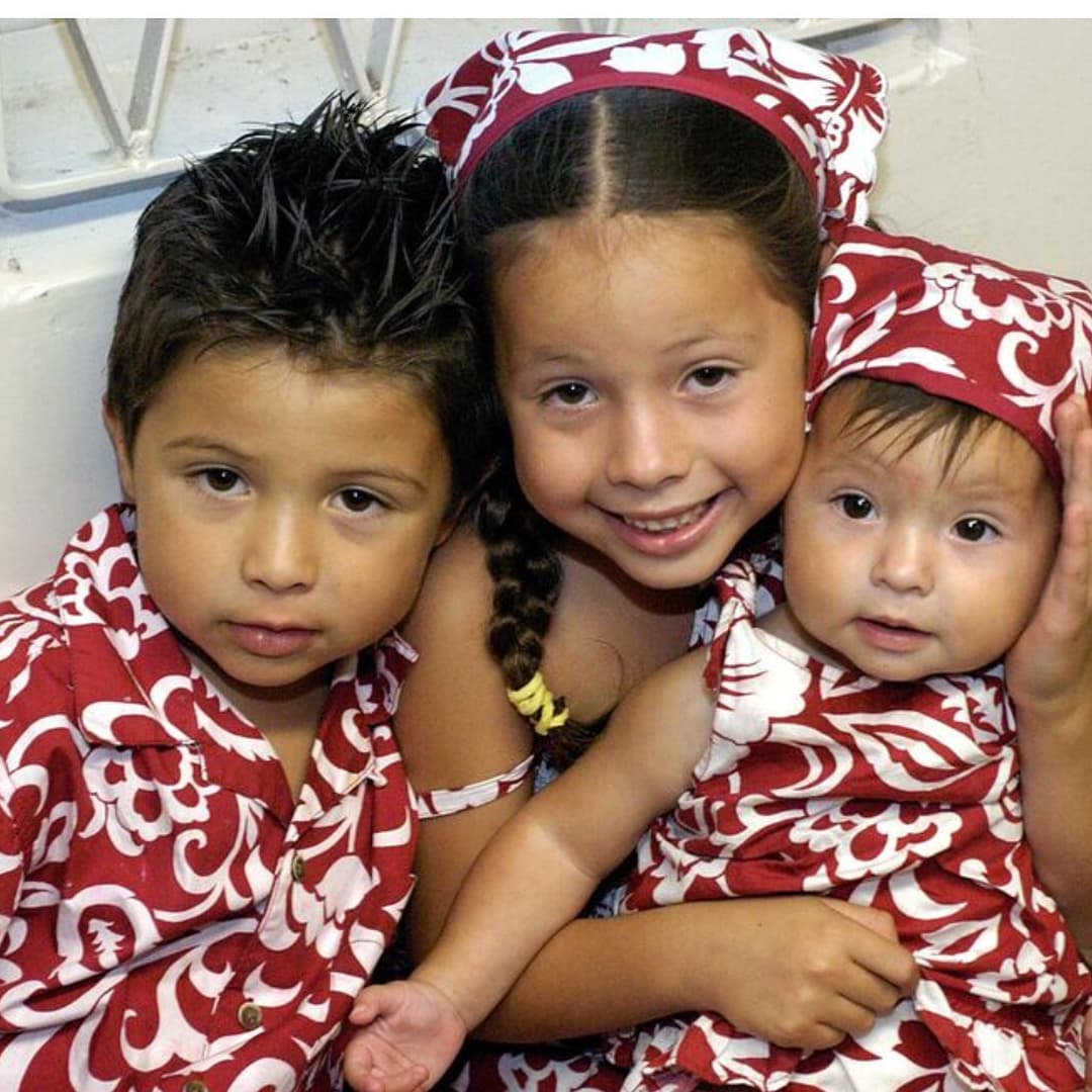 Ángela tiene dos hermanos, Leonardo y Aneliz: además de un medio hermano, José Emiliano, fruto del primer matrimonio de su padre.