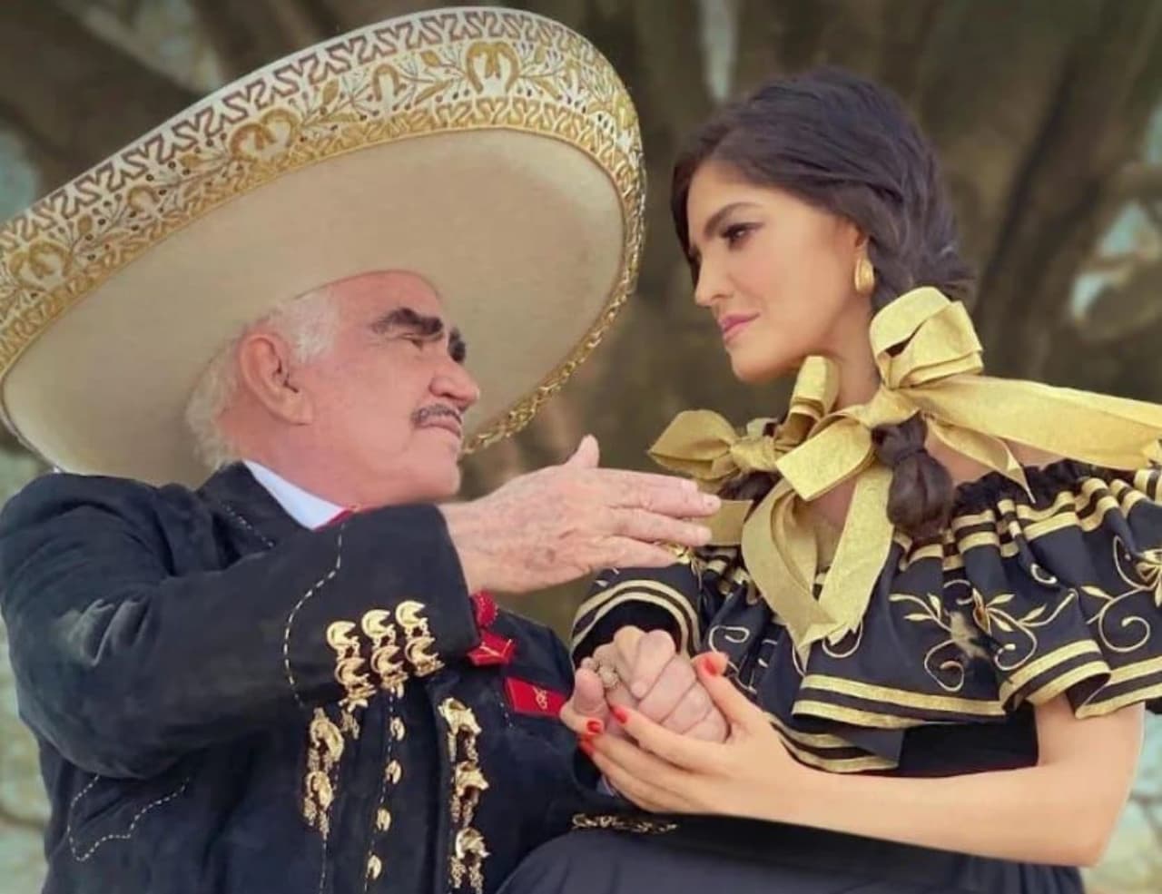Ana Bárbara estrenó "La Jugada", su canción con Vicente Fernández que llega a más de un año de la muerte del "Charro de Huentitán".