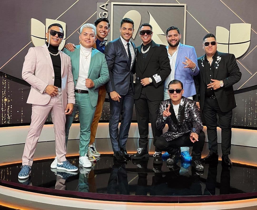 Grupo Firme, aquí con Carlos Rivera, a su llegada a Premio Lo Nuestro 2021.
