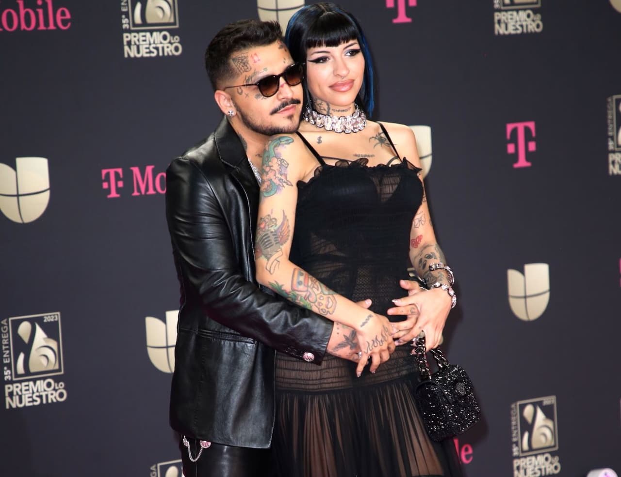 Chrisitan Nodal y Cazzu desfilaron juntos en la alfombra magenta de Premio Lo Nuestro 2023.