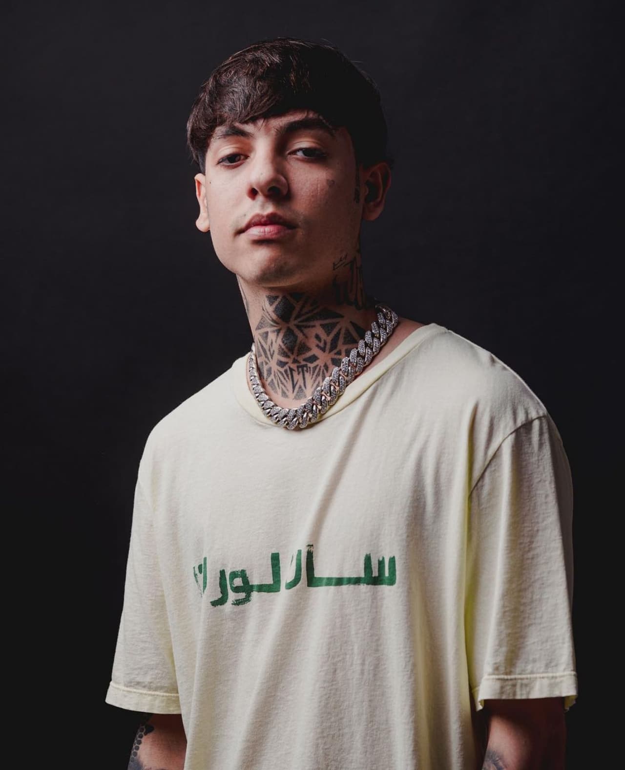 Natanael Cano reaparece cojeando luego de los incidentes en Cancún y explota con la prensa.