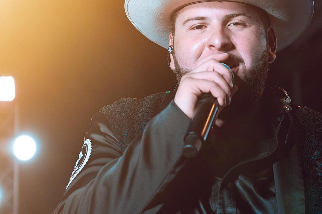 Con gira, disco de colaboraciones y gran respaldo de sus fans, El Fantasma inició a lo grande el 2020.