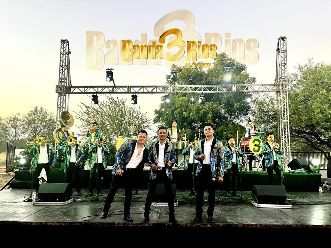 Banda 3 Ríos sufe un accidente y una pantalla gigante aplasta a los músicos.