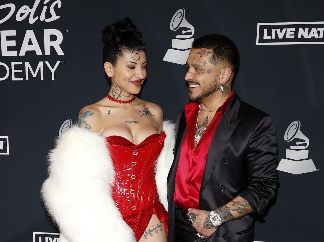 Chrisitan Nodal y Cazzu intercambian miradas en la alfombra roja de la cena para reconocer a la "Persona del Año" de los Latin Grammy 2022.