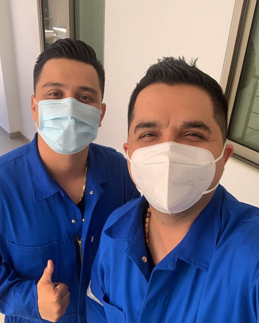 Los cantantes Josi Cuen y Esaúl García personifican a unos paramédicos.