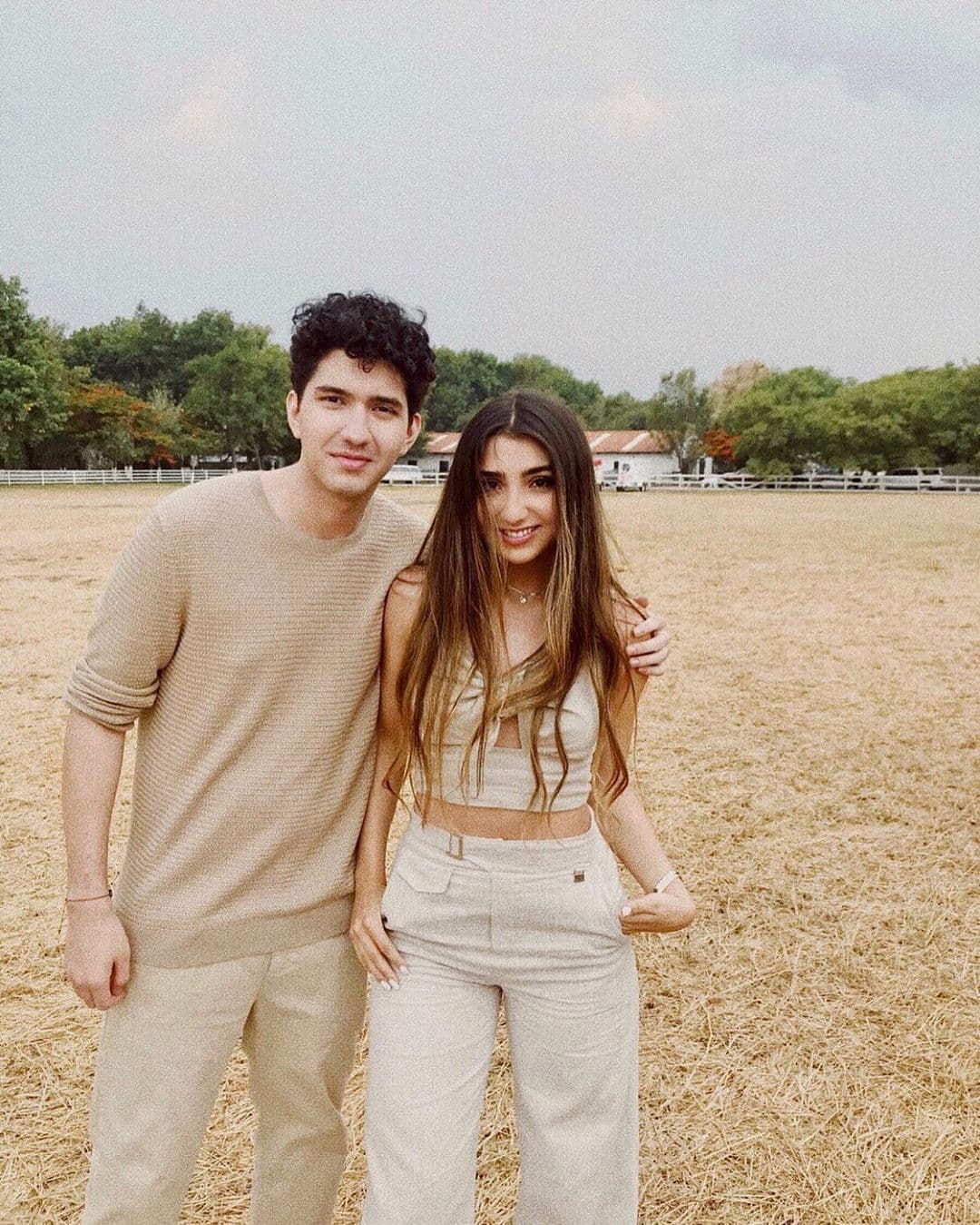 Por otro lado, Emiliano y Valentina, producto de la relación entre Alejandro y Ximena Díaz, decidieron desarrollarse profesionalmente en otros ámbitos.