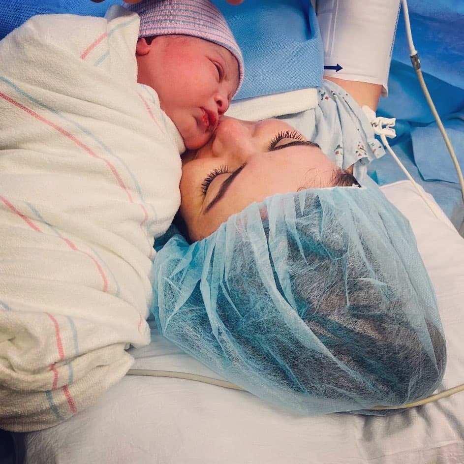 "¡Hola mamá! ¡Hola papá! ¡Nací hoy!", se lee en la primera imagen que se publicó en su cuenta oficial angeladelvillar27, que tiene ya más de 6 mil seguidores.