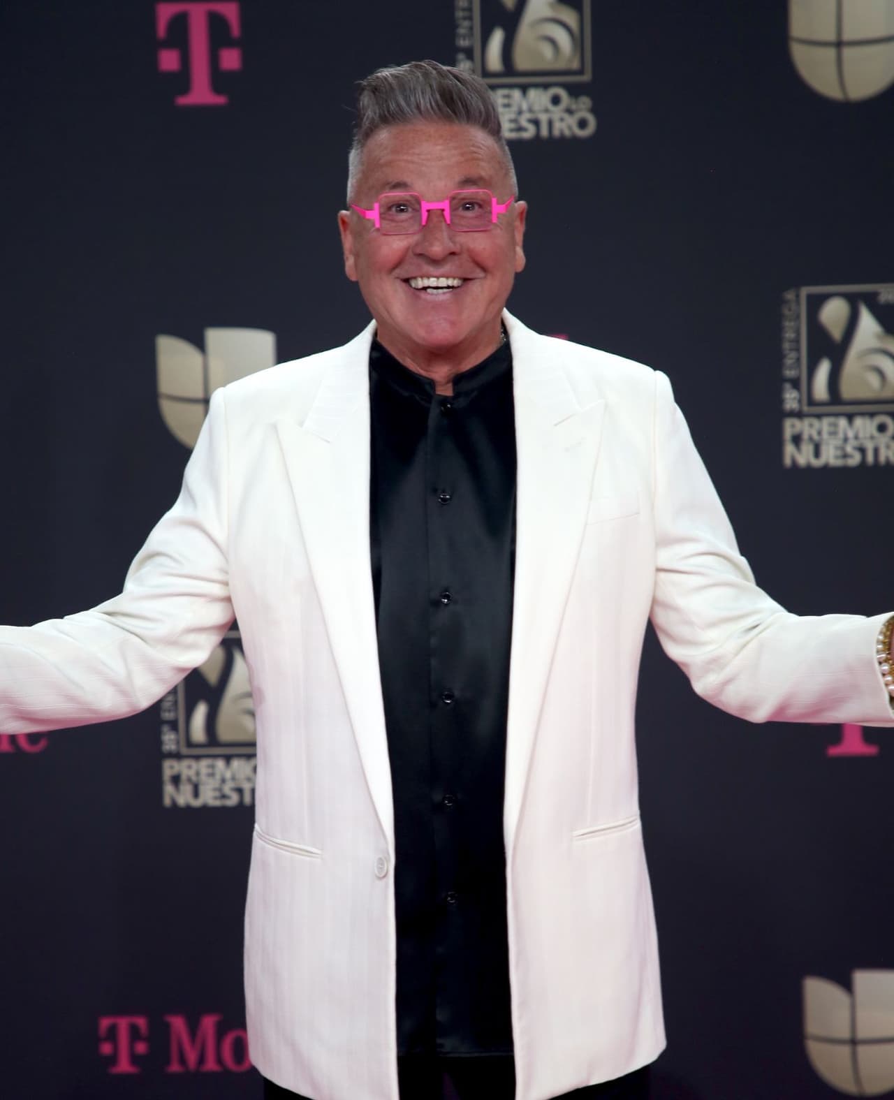 Ricardo Montaner utilizó un traje balnco con camisa negra y unos lentes rosas.