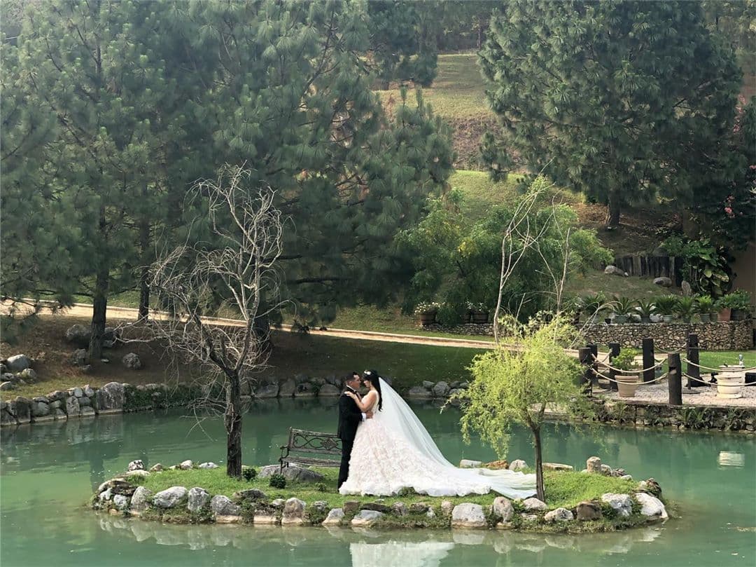 Aunque su boda es hasta el próximo 17 de julio, Edwin Luna sorprendió a sus seguidores de Instagram con un vistazo a sus fotos matrimoniales.