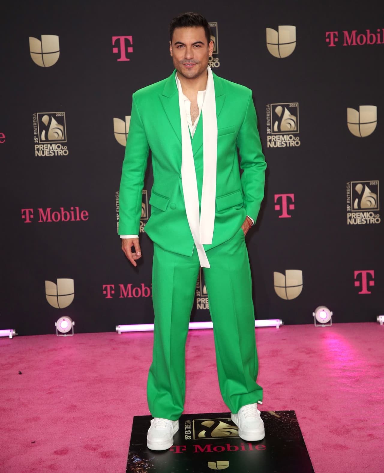 Carlos Rivera se lució con un traje verde en la alfombra magenta de Premio Lo Nuestro 2023.