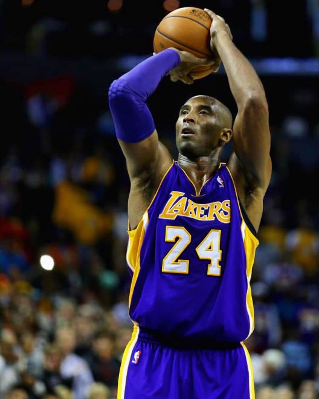La muerte de Kobe Bryant conmocionó a todo el mundo. El regional se unió a los mensajes de apoyo y sorpresa ante la muerte del icónico basquetbolista. Poncho Lizárraga, líder de Banda El Recodo, compartió un emotivo mensaje. “Que triste noticia, se nos va una leyenda y gran inspiración para muchos, soy padre y me duele mucho la pérdida de su hijita, nuestras condolencias para su familia y las familias de los demás tripulantes. Descanse en paz el gran #KobeBryant #Gianna".