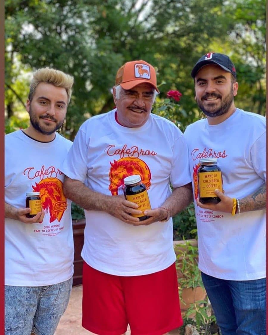 Vicente Fernandez Jr., hijo de Vicente, tuvo a Vicente, Sissi, Ramón y Fernanda Fenández, estos dos últimos han sido los encargados de darle los bisnietos a “El Charro de Huentitán”.