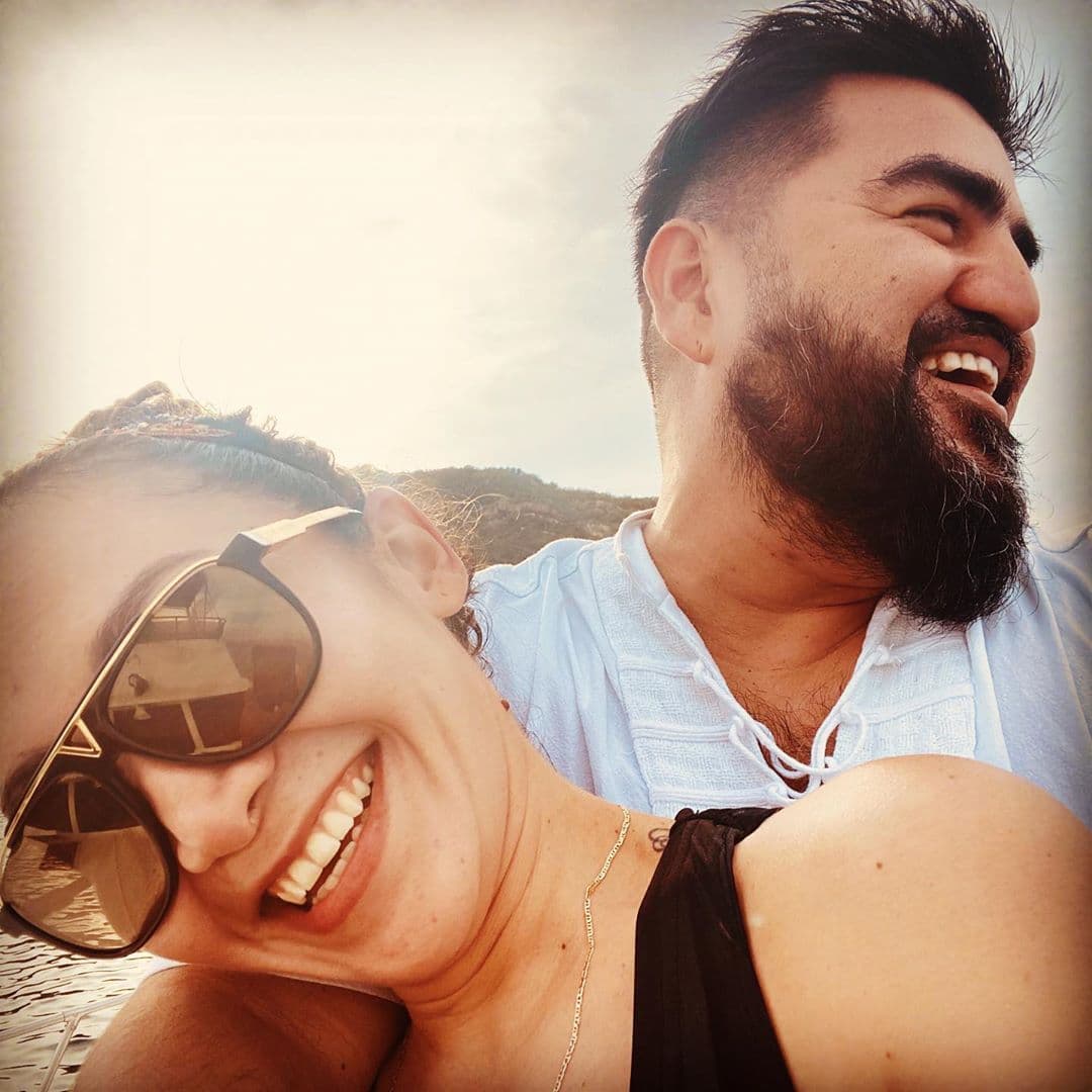 El famoso cantante gusta compartir en su cuenta oficial de Instagram su día a día en el que la convivencia con su mujer, Isaura Zarate, acapara varias imágenes.