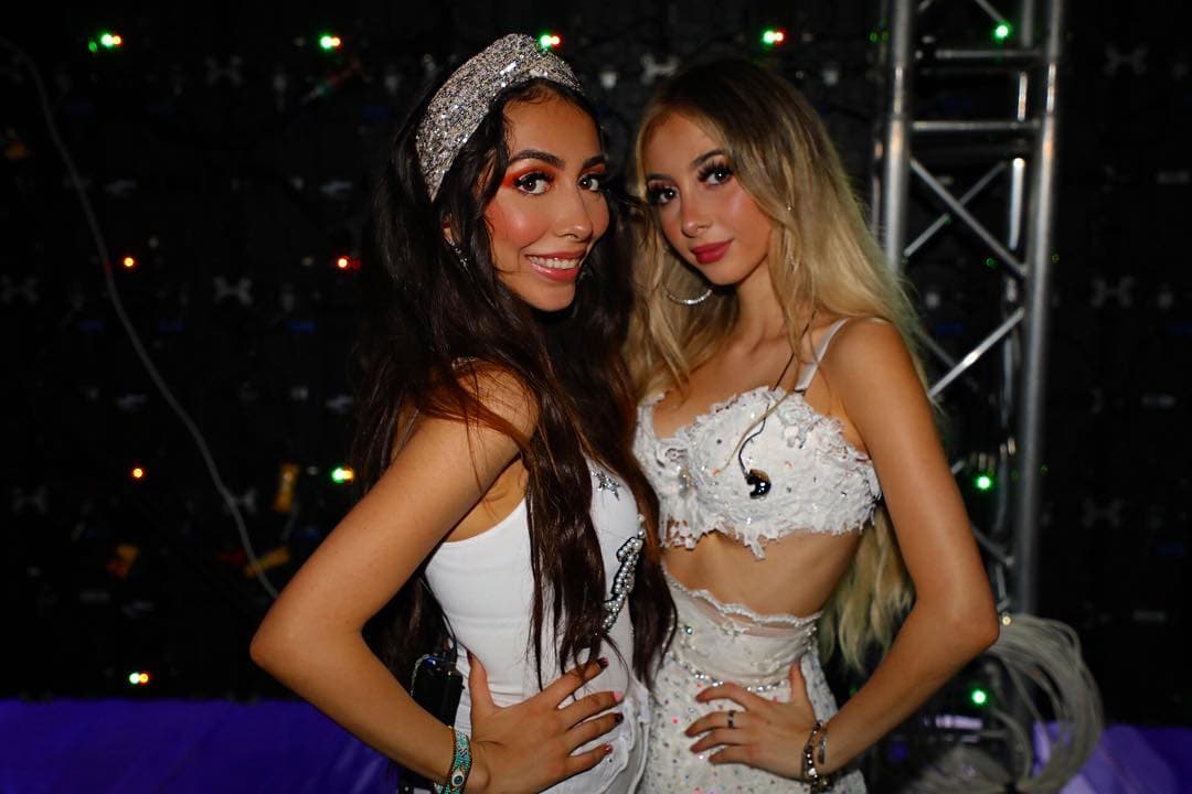 Estas son las hijas de Marco Antonio Solís, Alison Solís (izquierda) y Marla Solís (derecha).Ambas son cantantes y cada vez su importancia en la música mexicana es mayor, principalmente por el impulso que les da su padre "El Buki".Es por eso que aquí te dejamos algunas fotos para que conozcas a la dinastía Solís, dentro de la industria musical.