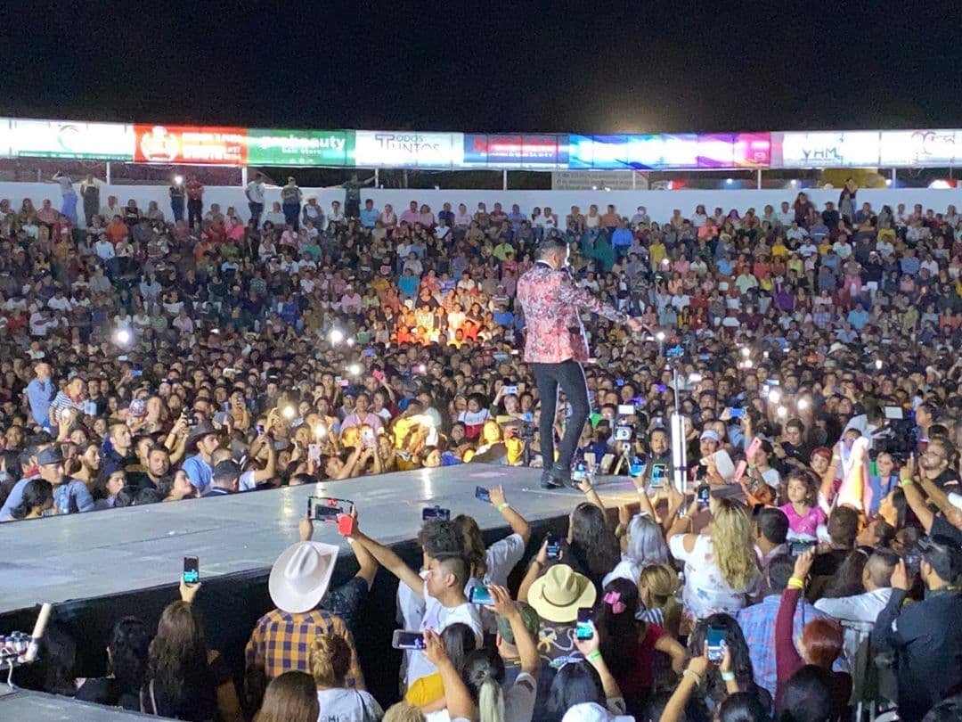 “No tengo palabras para agradecer por tan bonita noche que me regalaron #Iguala una noche inolvidable en el inicio de mi carrera con un lleno total”, escribió El Flaco.