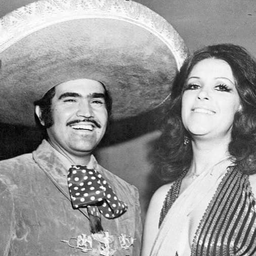 Fue en los años 80 cuando se ganó el apodo de “El ídolo de México”, gracias a sus éxitos “Volver, Volver”, “Sentimental y Ranchero” y “De Qué Manera Te Olvido”.