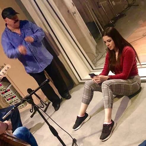 Janeth Valenzuela subió una serie de videos y fotos acompañada del baterista: "No puedo negar que mi corazón sintió un calambre y profunda tristeza al recibir la noticia de que se había ido un amigo. Una de las mejores experiencias que la vida pudo darme es haber podido conocer y hacer música al lado de un gran músico, ser humano, compañero y amigo como el señor Jose Luis Ayala, hermano y baterista del Sr. Ramón Ayala. LEYENDA! "Vale más perder el tiempo con amigos que perder amigos con el tiempo" -Alberto Kreimerman."