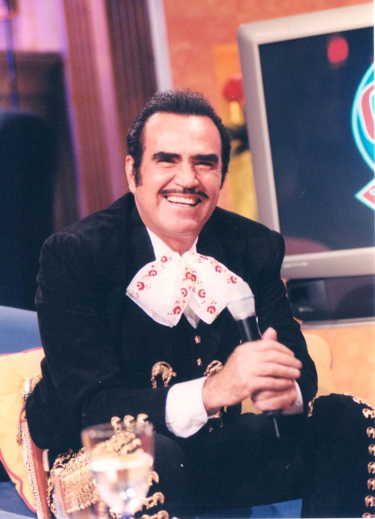 Vicente Fernández protagonizó la película: "Uno y Medio Contra el Mundo".