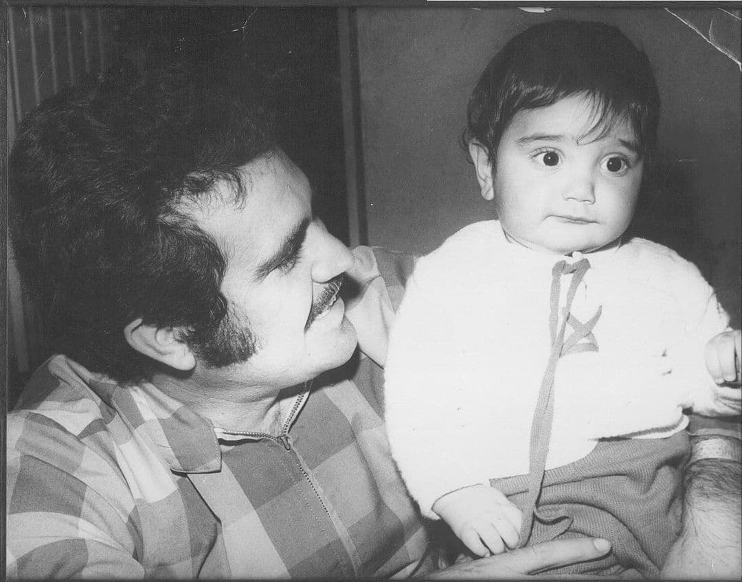 Alejandro Fernández Abarca nació el 24 de abril de 1971. Hijo de Vicente Fernández, 'El Potrillo' creció entre reflectores acompañando a su padre en su carrera en ascenso.