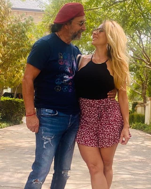 Marco Antonio Solís y su esposa Cristian Salas compartieron con sus seguidores que el día de hoy, 17 de diciembre, cumplen 27 años de casados.